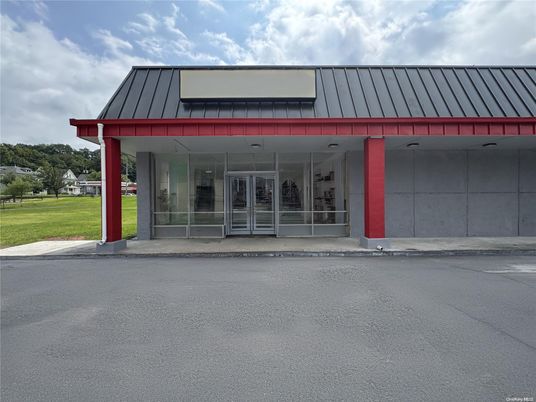 Exterior, Facade, Modern