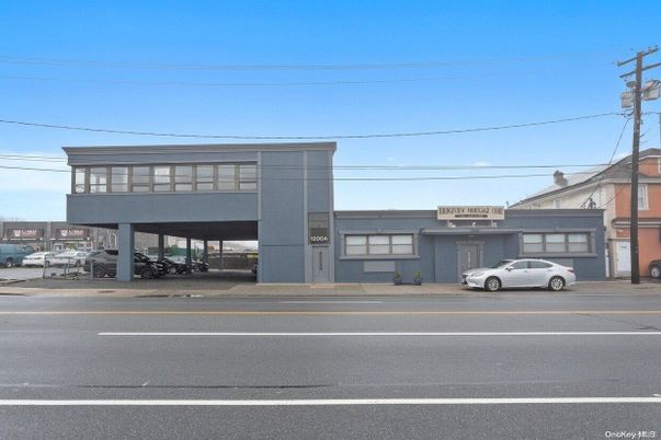 Exterior, Facade, Modern