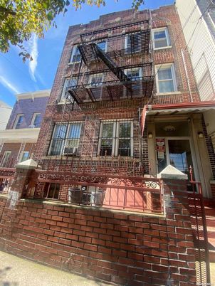 Exterior, Facade, Brick Facade, Rowhouse