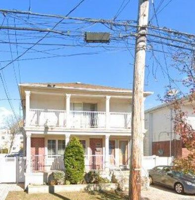 Exterior, Facade, Brick Facade, American Foursquare