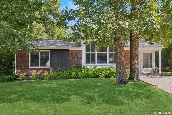 Exterior, Facade, Ranch