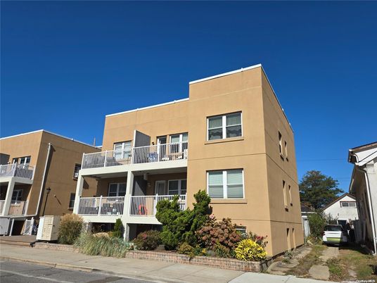 Exterior, Facade, Modern