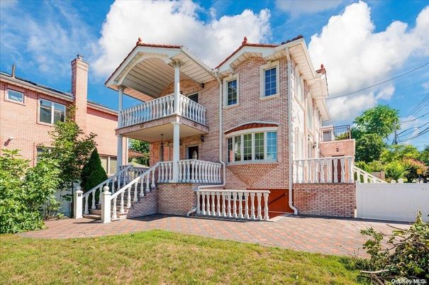 Exterior, Facade, Brick Facade, Rowhouse