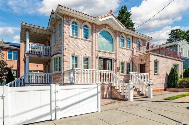 Exterior, Facade, Brick Facade, Rowhouse