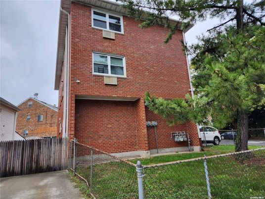 Exterior, Facade, Brick Facade, Rowhouse