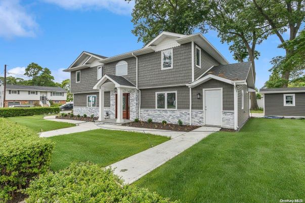 Attached, Exterior, Facade, American Craftsman