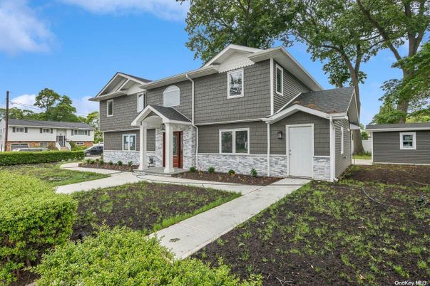 Attached, Exterior, Facade, American Craftsman