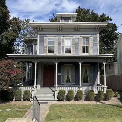 Exterior, Facade, American Foursquare