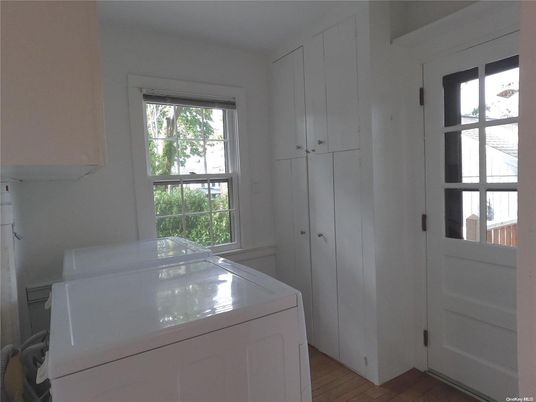 Interior, Washer, Wood Texture Flooring