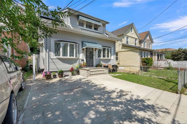 Exterior, Facade, American Foursquare