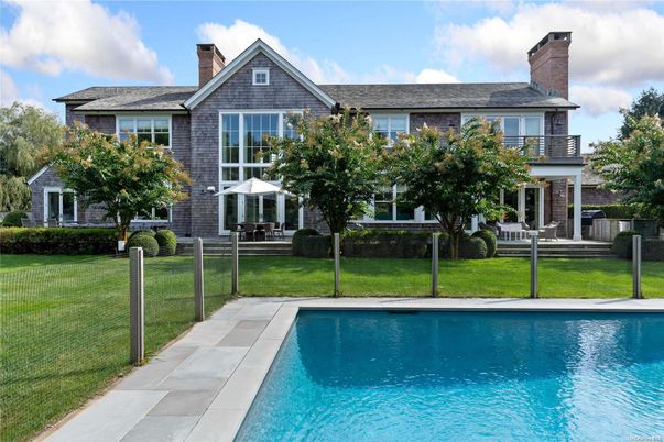 Exterior, Facade, Brick Facade, Pool, Georgian