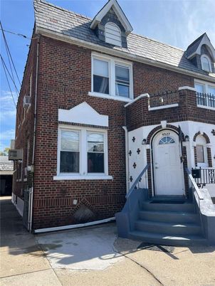 Exterior, Facade, Brick Facade, Rowhouse