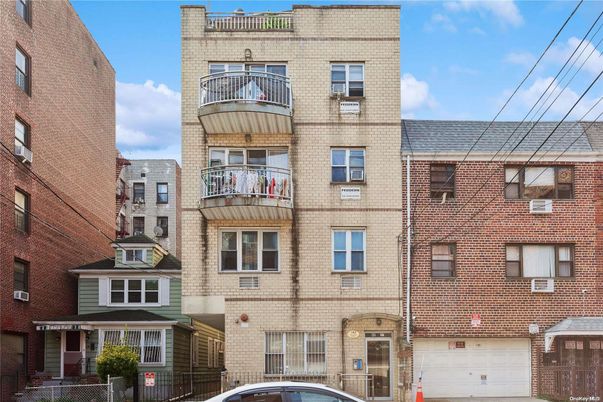 Attached, Exterior, Facade, Brick Facade, Rowhouse