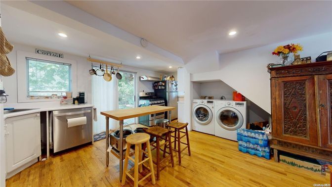 Interior, Recessed Lighting, Washer, Wood Texture Flooring
