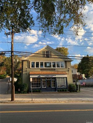 Exterior, Facade, Brick Facade, American Foursquare