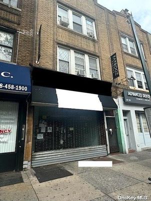 Exterior, Facade, Brick Facade, Rowhouse