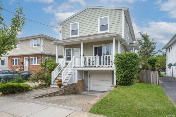 Attached, Exterior, Facade, Brick Facade, American Foursquare
