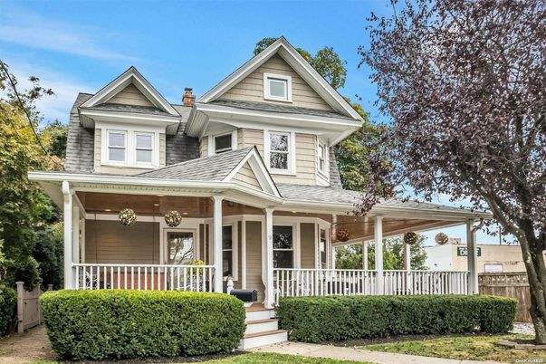 Exterior, Facade, Queen Anne Victorian