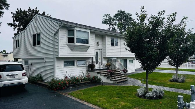 Attached, Exterior, Facade, Raised Ranch