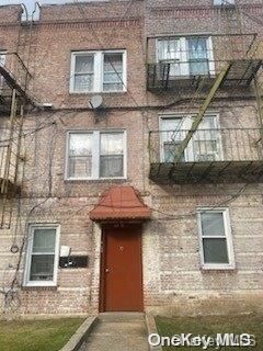 Exterior, Facade, Brick Facade, Rowhouse