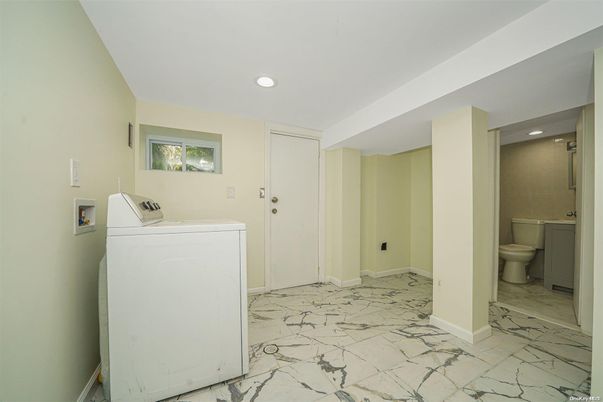 Bathroom, Interior, Marble, Recessed Lighting, Washer