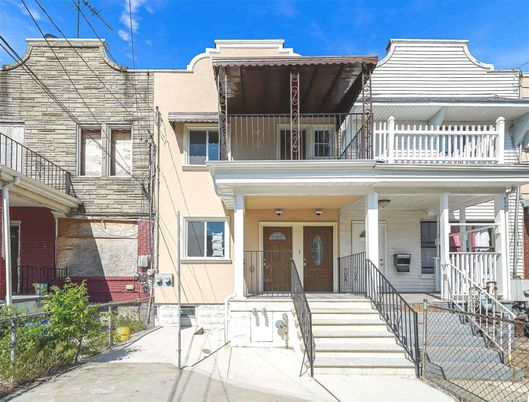 Exterior, Facade, Rowhouse