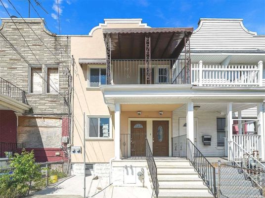 Exterior, Facade, Rowhouse