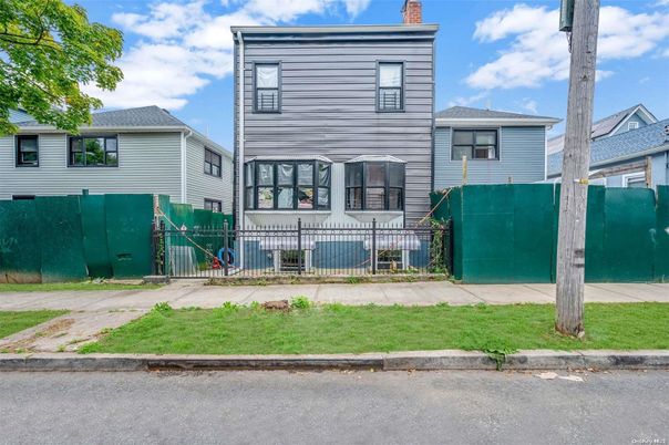 Exterior, Facade, American Foursquare