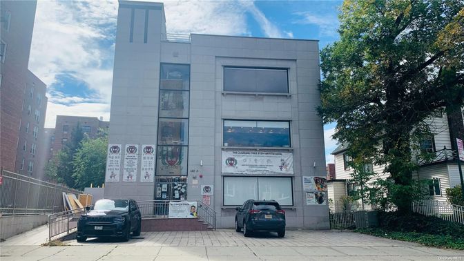 Exterior, Facade, Rowhouse