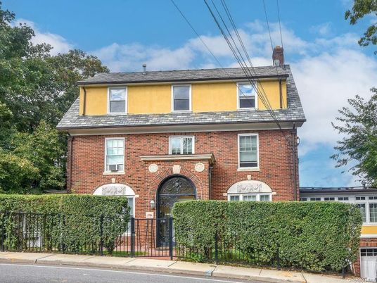 Exterior, Facade, Brick Facade, Georgian