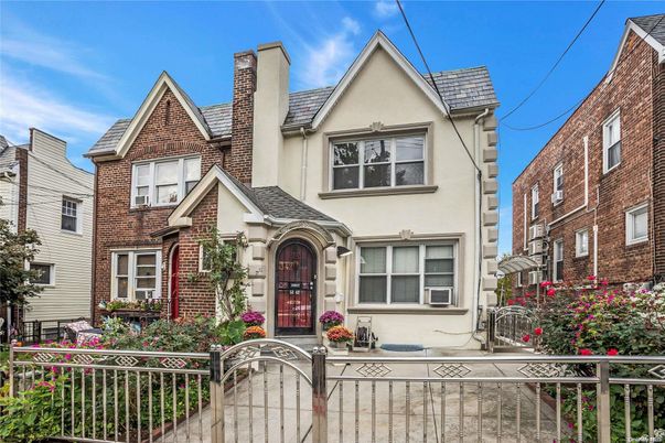 Exterior, Facade, Brick Facade, Queen Anne Victorian