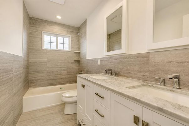 Bathroom, Dual Sink Vanities, Interior, Recessed Lighting