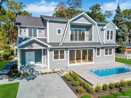 Exterior, Facade, Pool, Farmhouse