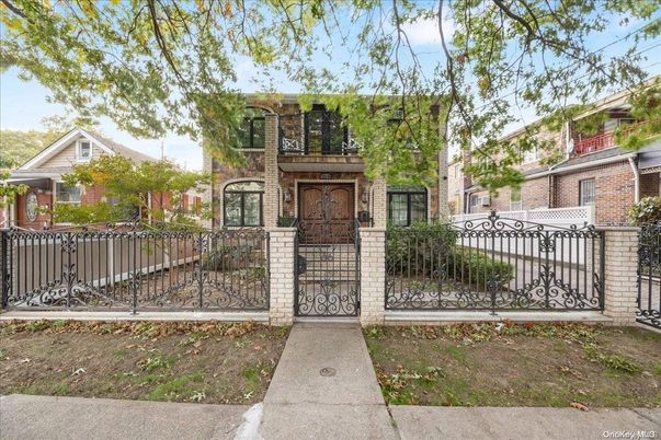 Exterior, Facade, Brick Facade, Rowhouse