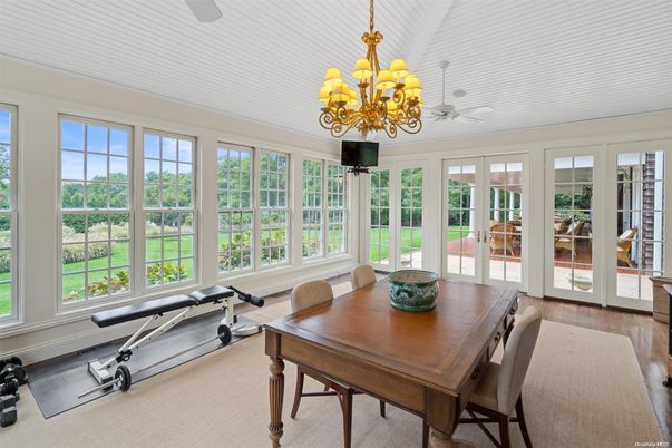 Chandelier, Dining room, Fitness Equipment, Interior, Wood Texture Flooring