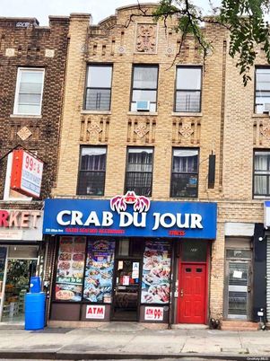 Exterior, Facade, Brick Facade, Rowhouse