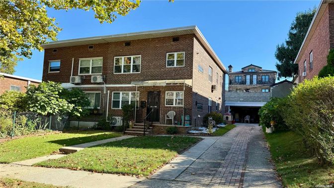 Exterior, Facade, Brick Facade, Rowhouse