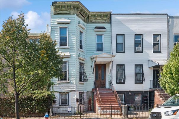 Exterior, Facade, Rowhouse