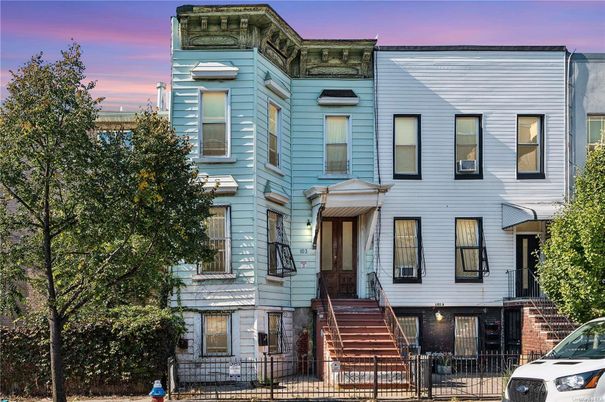 Exterior, Facade, Rowhouse