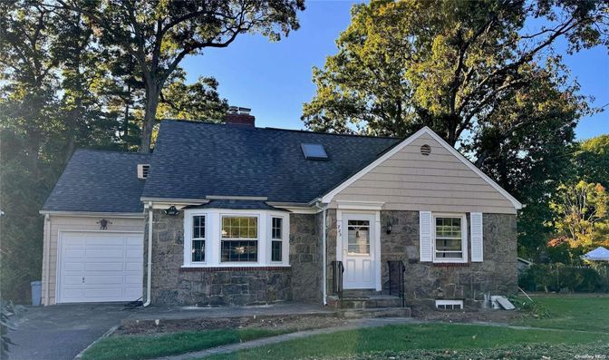Attached, Exterior, Facade, Cape Cod