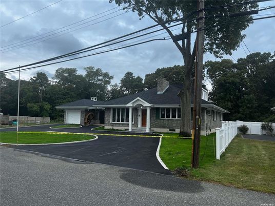 Attached, Exterior, Facade, Cape Cod