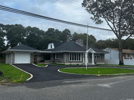 Attached, Exterior, Facade, Cape Cod