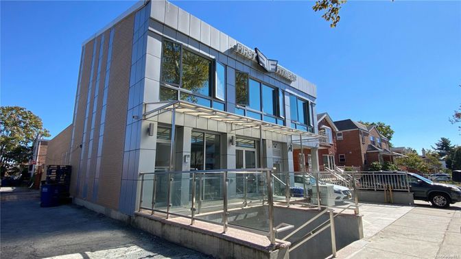 Exterior, Facade, Modern