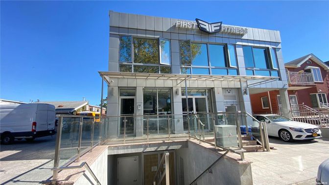Exterior, Facade, Modern