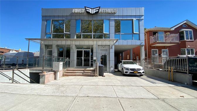 Exterior, Facade, Modern