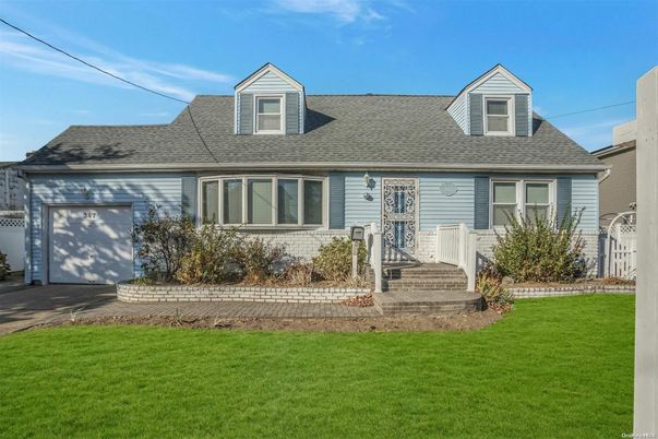 Attached, Exterior, Facade, Cape Cod