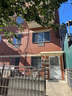 Exterior, Facade, Brick Facade, Rowhouse