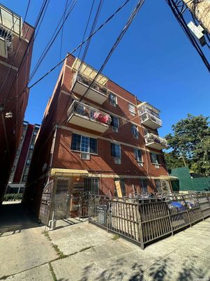Exterior, Facade, Brick Facade, Rowhouse