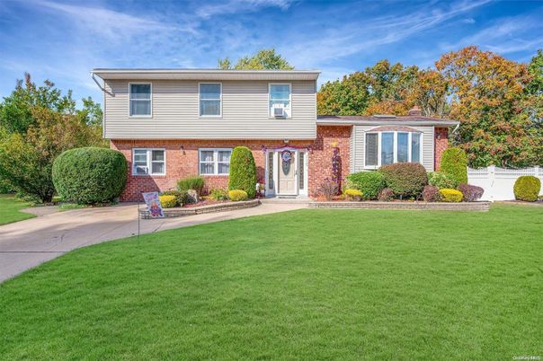 Exterior, Facade, Brick Facade, Split Level