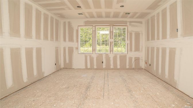 Empty room, Interior